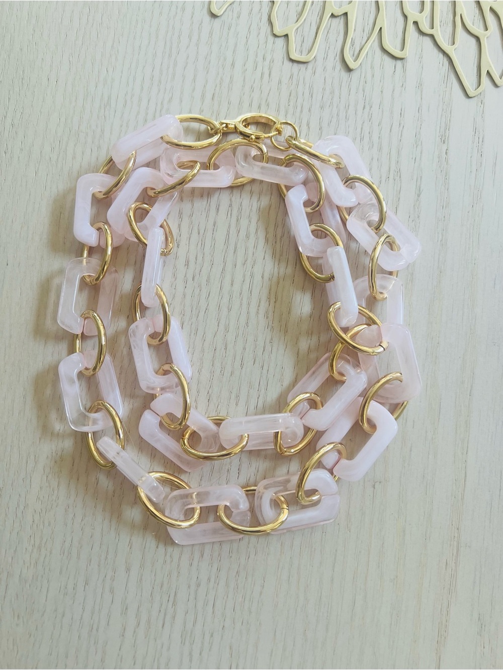 J McLaughlin Pink Lucite and Gold Chain Neckace - Picture 3 of 4